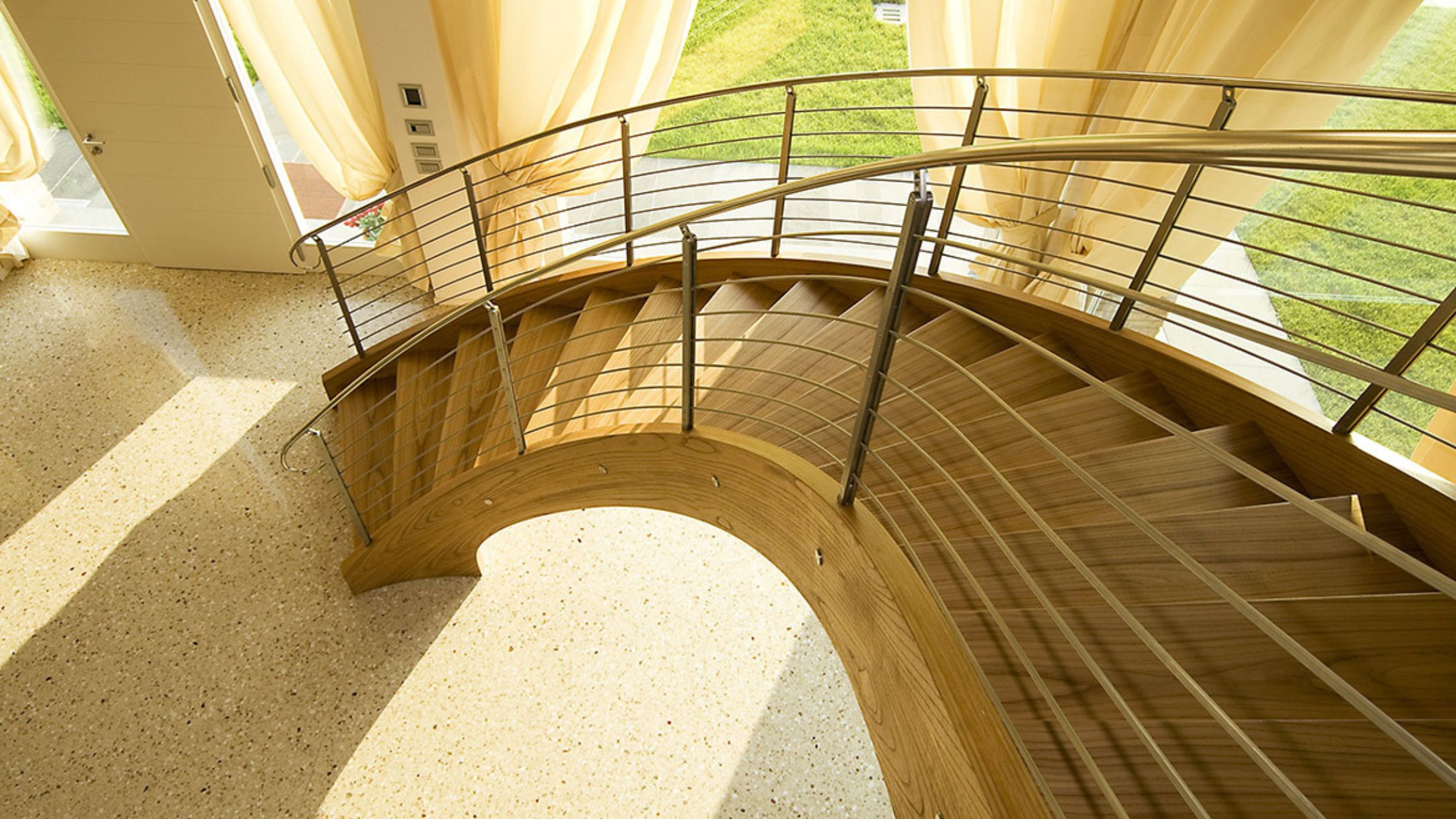 Scopri idee e soluzioni per scale interne in legno artigianali: design su misura, materiali di qualità e stile per ogni living. - Paludetto
